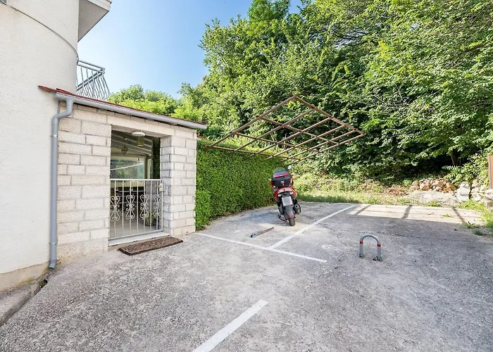 Διαμέρισμα Moderne Mit Terrasse, Garten, Wifi, Bbq