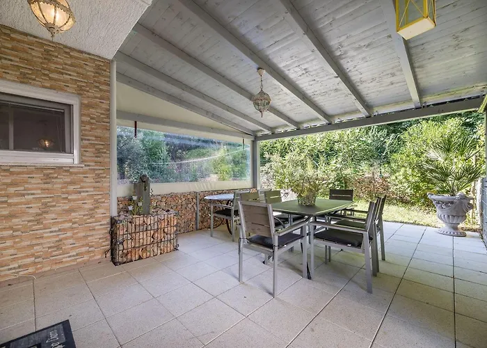 Διαμέρισμα Moderne Mit Terrasse, Garten, Wifi, Bbq